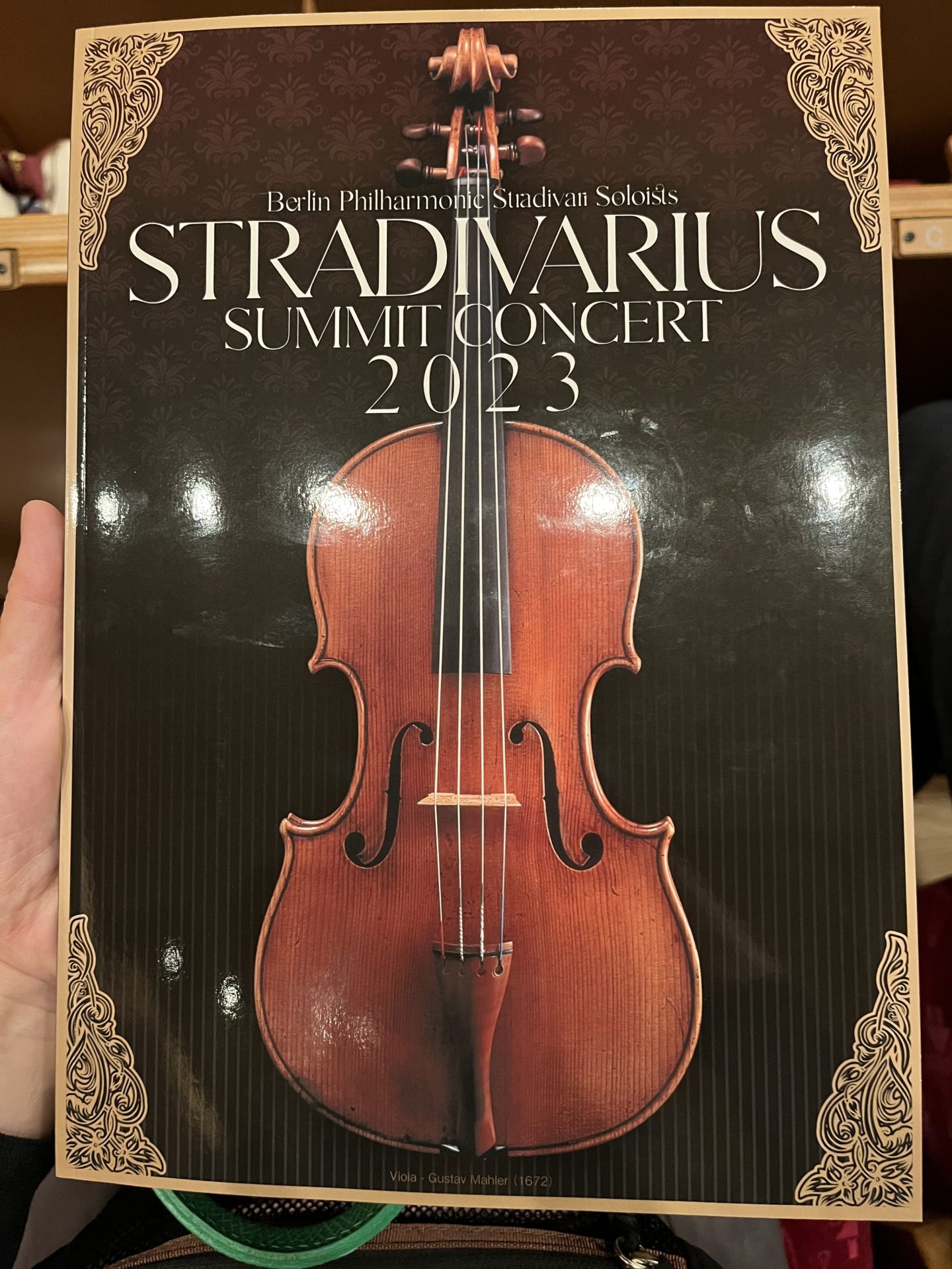 ストラスヴァリウスサミットコンサート2023のパンフレット